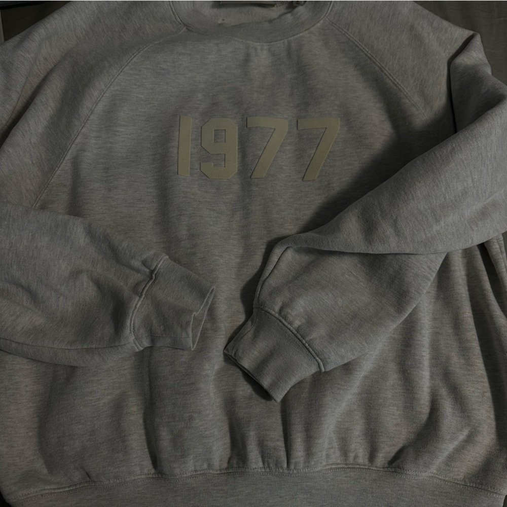 Essential sweatshirt
